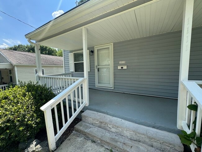 Building Photo - Adorable 3 bed 2 Bath SFH! Big Back yard a...
