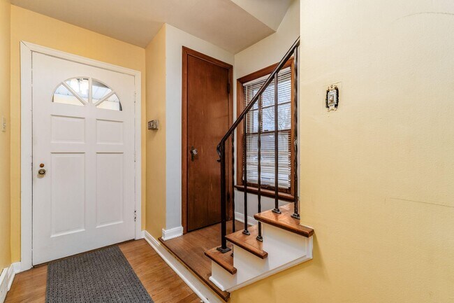 Building Photo - 683 S Roosevelt Ave