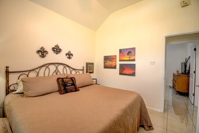 Building Photo - 719 Oak Hollow Dr