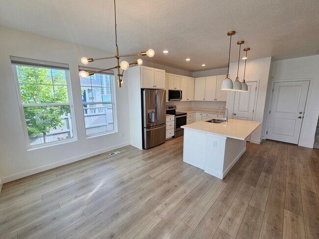 Building Photo - Amazing 4 Bed, 3.5 Daybreak Home with Office