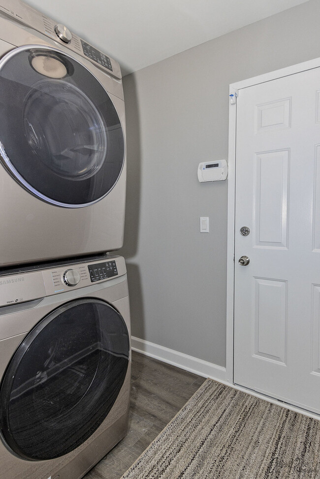 Building Photo - 511 Le Parc Cir