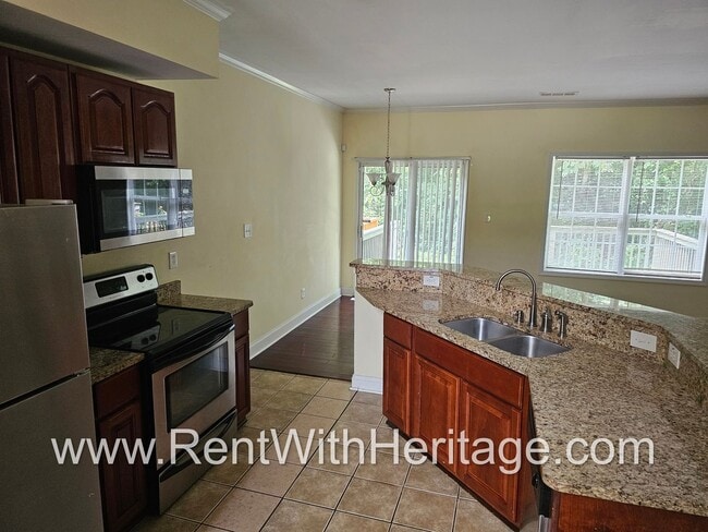 Building Photo - Gorgeous 3Bd / 2Ba Immaculate Townhome / U...