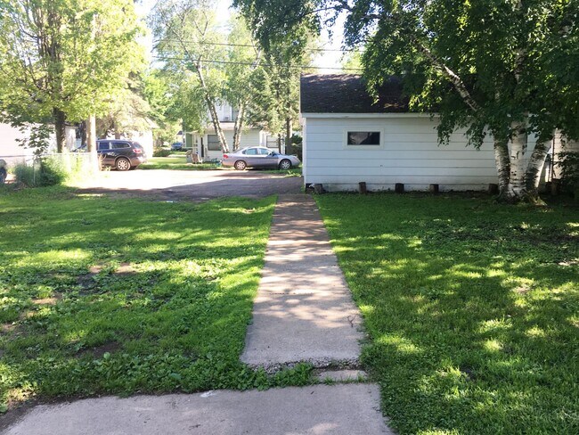 Building Photo - 4-bedroom 1 Bath Single-Family Home Near D...