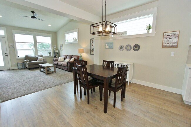 Building Photo - Lovely 4 bed 2 1/2 bath Home in Meridian, Available first week of July