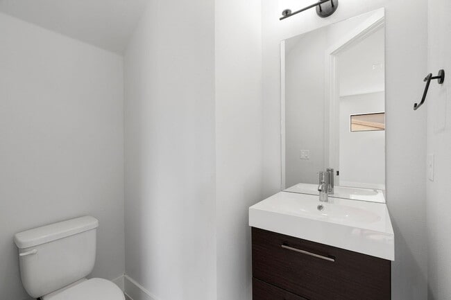 Building Photo - 1405 Perez St