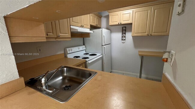 Building Photo - 9350 Fontainebleau Blvd