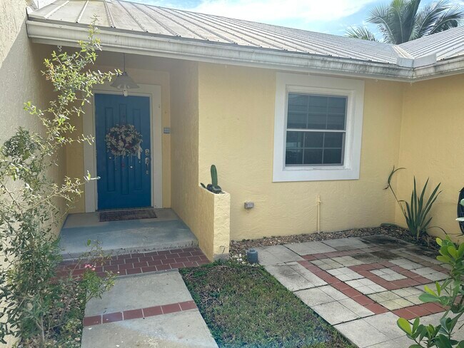 Building Photo - 5010 Woodstone Cir N