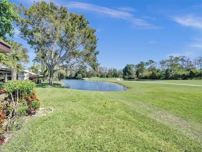 Building Photo - 8511 Casa Del Lago