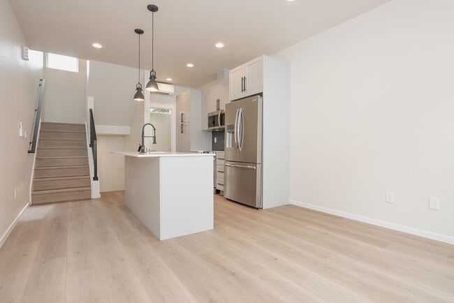 Building Photo - One year old townhome