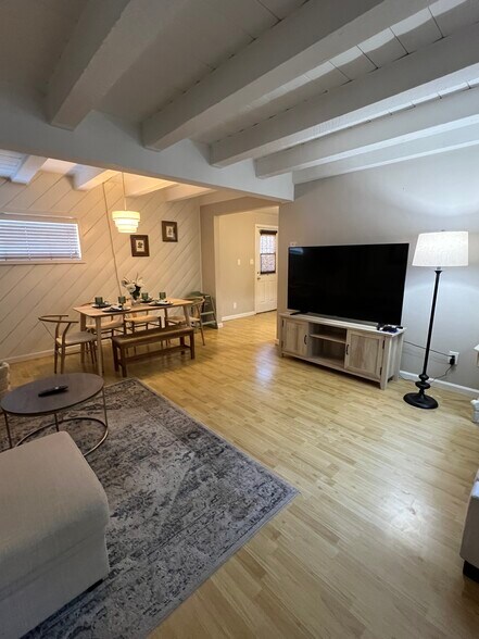 Great Room - 1211 N Screenland Dr