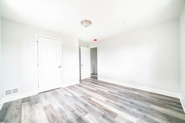 Building Photo - 5748 Utrecht Rd