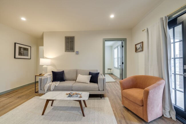 Building Photo - Welcome to this charmingly updated 2 Bedroom 1 Bathroom Bungalow Located in the Historic Jefferso...