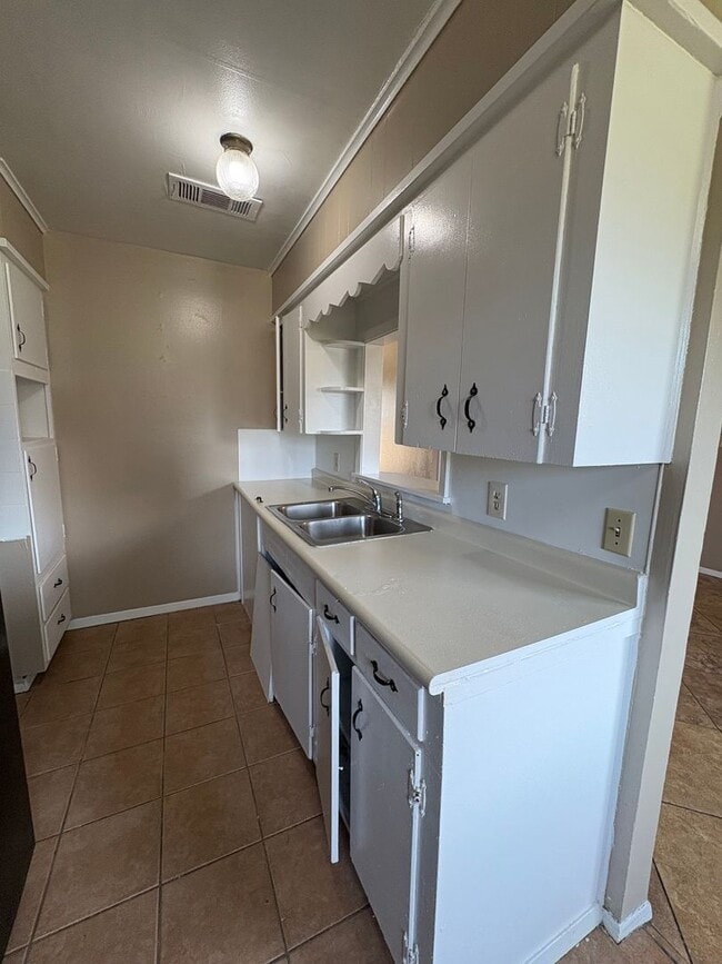 Building Photo - Awesome home with lots of space and storage!