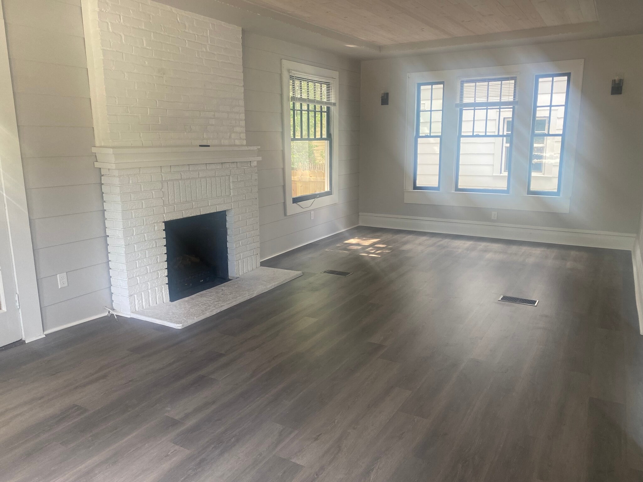 Living area - 519 E Livingston St