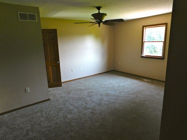 Building Photo - 5 acres and a Large 6 bedroom house. Extra garages and sheds.