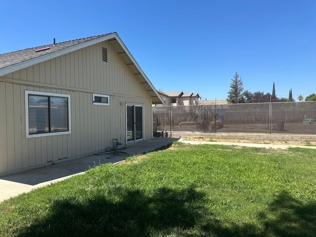 Building Photo - Beautiful Single Story Home Ready To Be Ca...