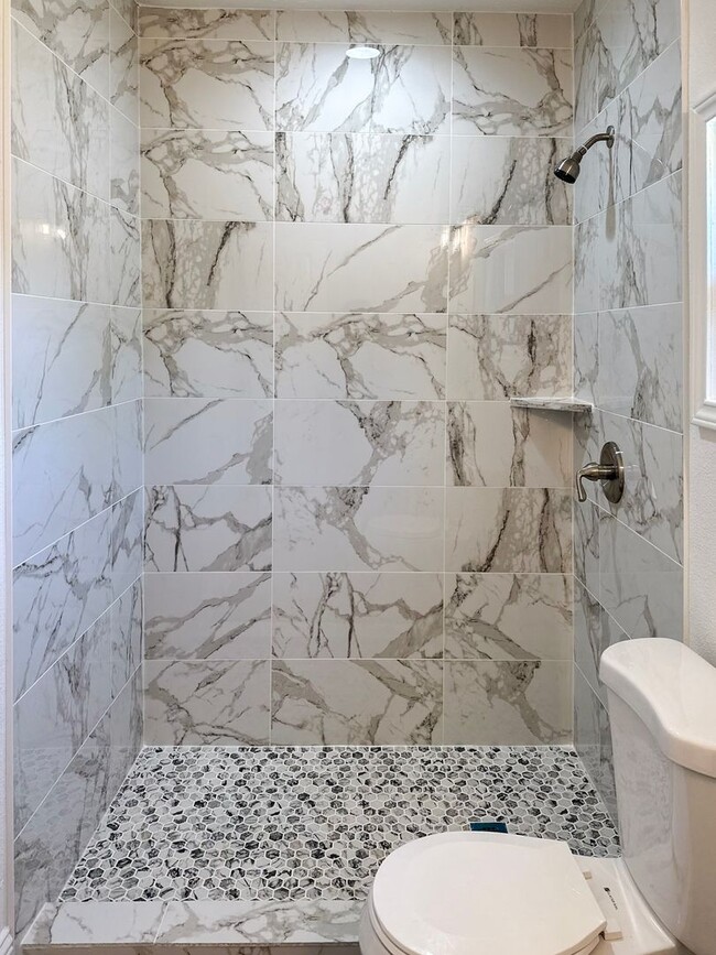 Building Photo - 3 bedroom / 2 bath