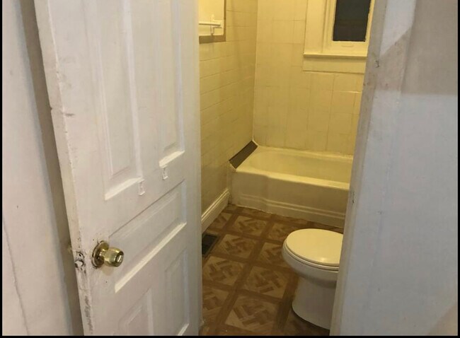 Building Photo - 1014 N Paulina St