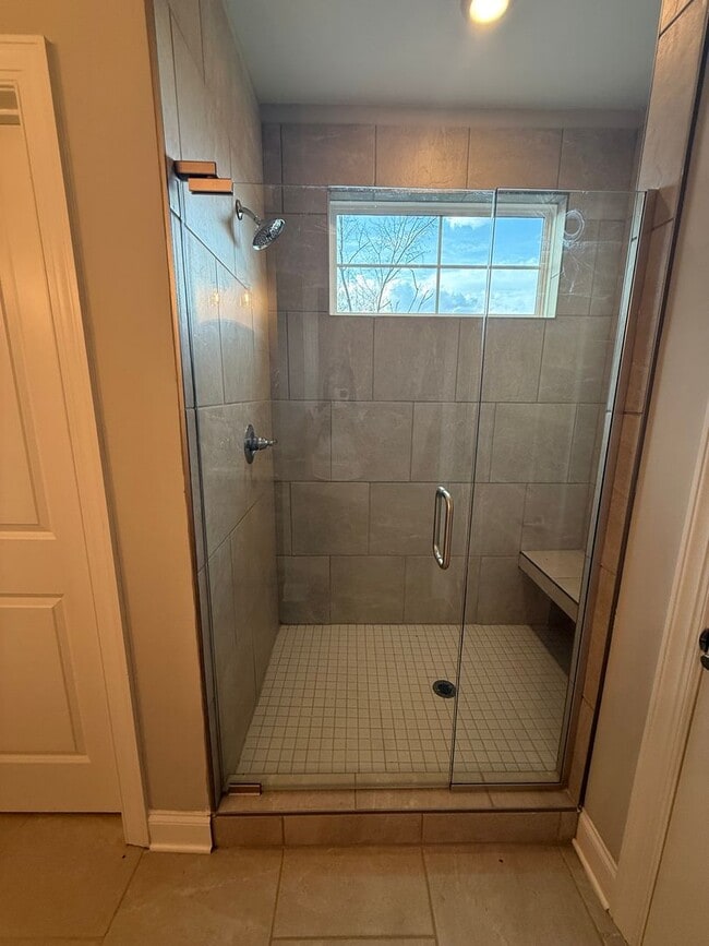 Building Photo - For Lease – Spacious Townhome in Hixson