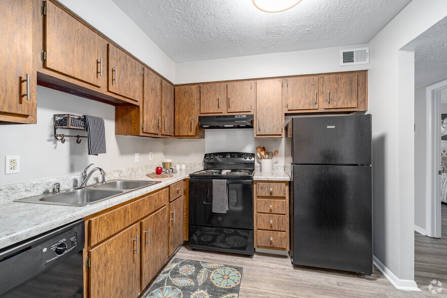 2BR, 1BA - 941SF - Kitchen - Royal Arms of Bowling Green