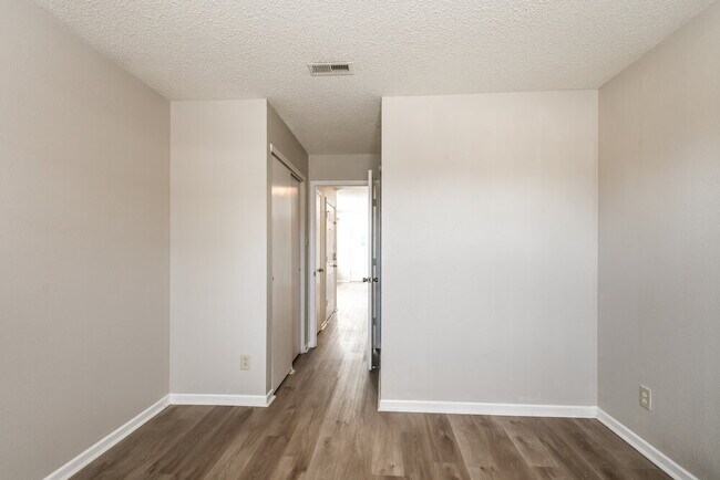 Building Photo - 526 Florence Dr