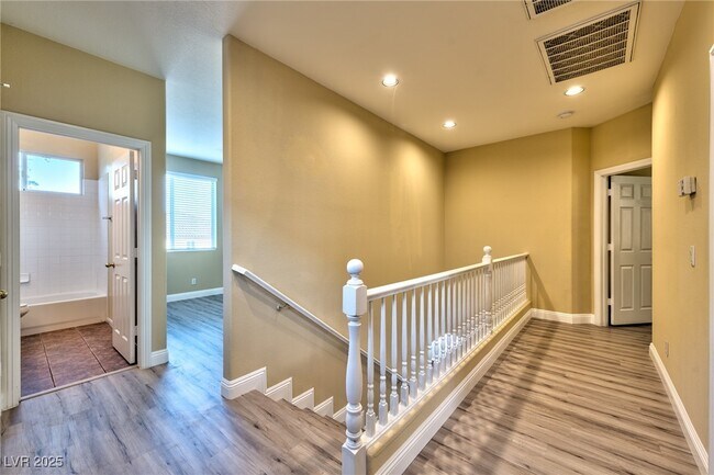 Building Photo - 6236 Huntington Ridge Ave