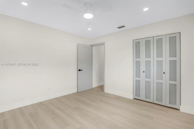 Building Photo - 105 Sinclair St SE