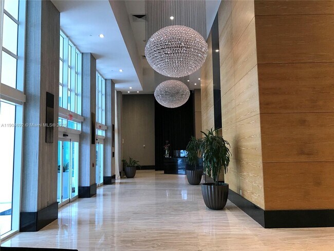 Building Photo - 950 Brickell Bay Dr