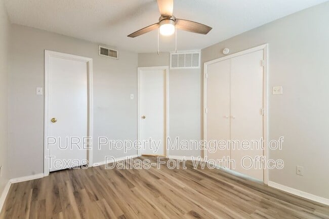 Building Photo - 18333 Roehampton Dr