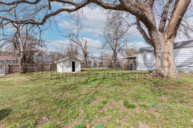 Building Photo - 247 N Gordon St