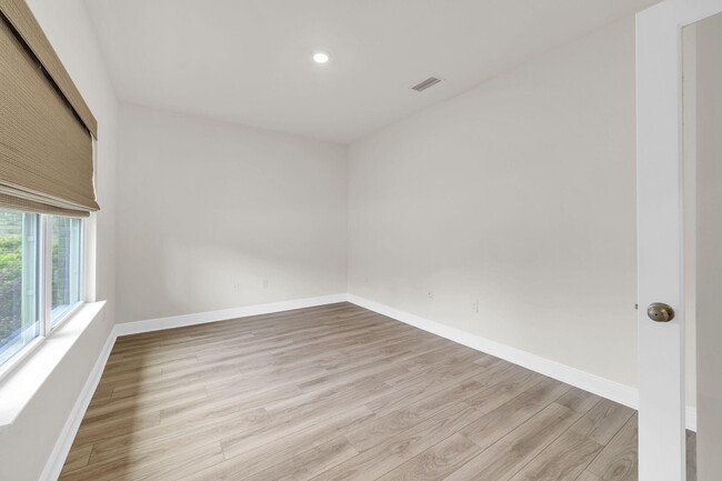Building Photo - 147 Picnic Pl