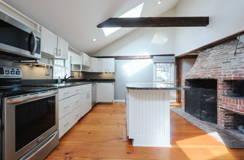 Building Photo - 144 Old Connecticut Path