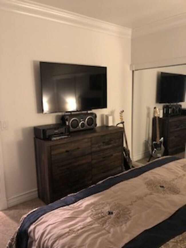 Building Photo - Meridian Unique 1 Bd / 1 Ba  Furnished Luxury Condo.