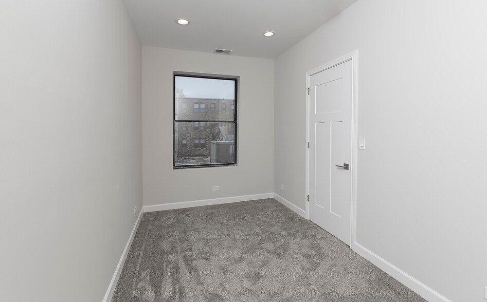 Building Photo - 2909 N Clark St