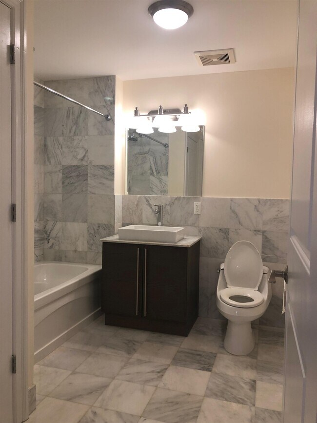 Building Photo - 10 Regent St