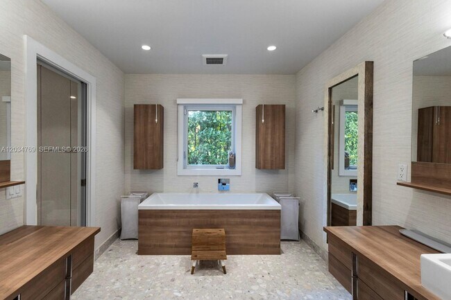 Building Photo - 5780 Las Palmas Dr