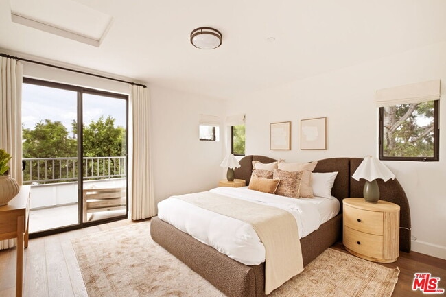 Building Photo - 1023 Superba Ave