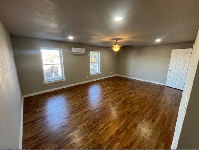 Building Photo - 3307 E 15th St