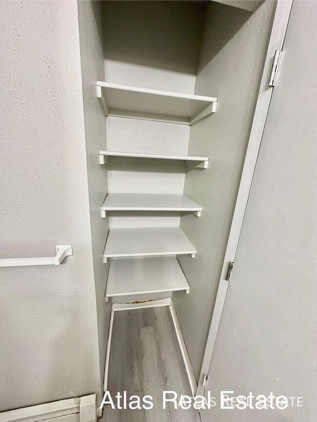Building Photo - In Unit Washer/Dryer?! Private Patio?!