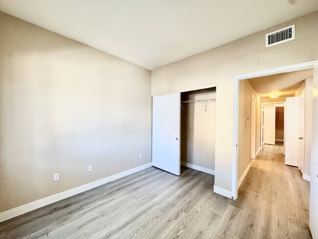 Building Photo - Beautifully Updated Downstairs 3-Bedroom, ...