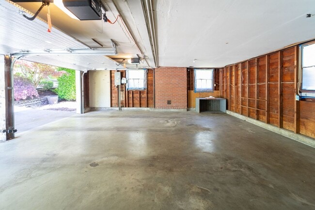 Building Photo - 2840 SW Fern St