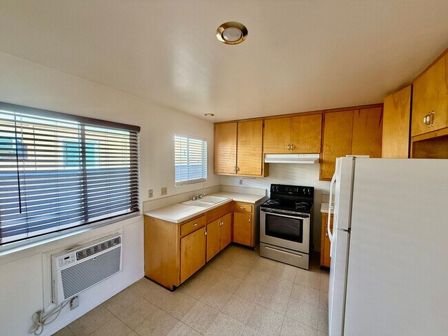 Building Photo - 287 E Elm St