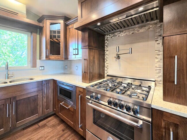 Building Photo - Massive House for Rent on a Cherry Orchard! Rental Options as a 4-bed or as two 2-beds!