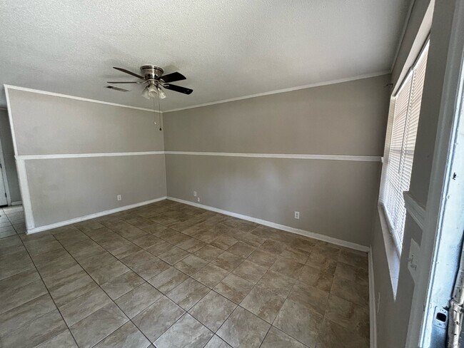 Building Photo - 709 Fleming Rd