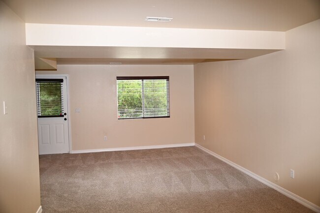 Building Photo - 3 Bedroom townhome NO deposit on 24 month ...
