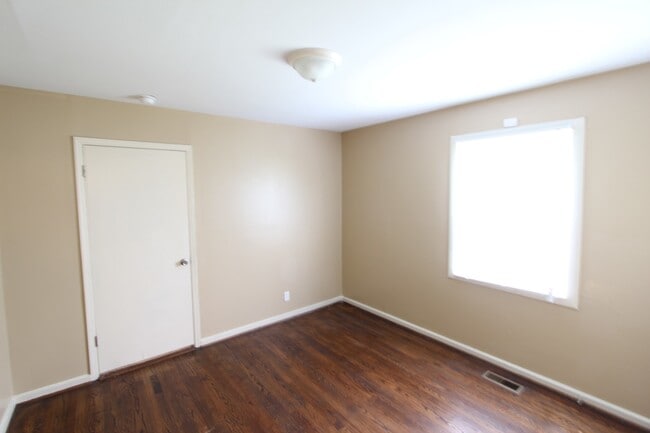 Building Photo - 3 Bedroom 1 Bath PLUS Large Den - New On T...