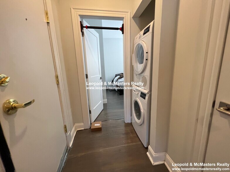 Building Photo - 112 Queensberry St