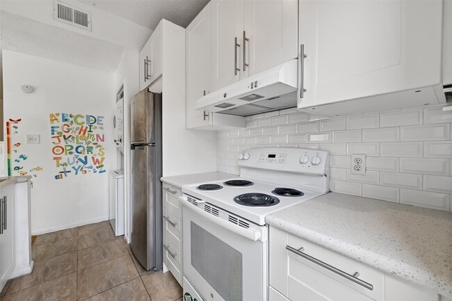 Building Photo - 7575 Cambridge St