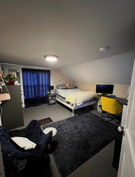 Building Photo - 609 E 12th St