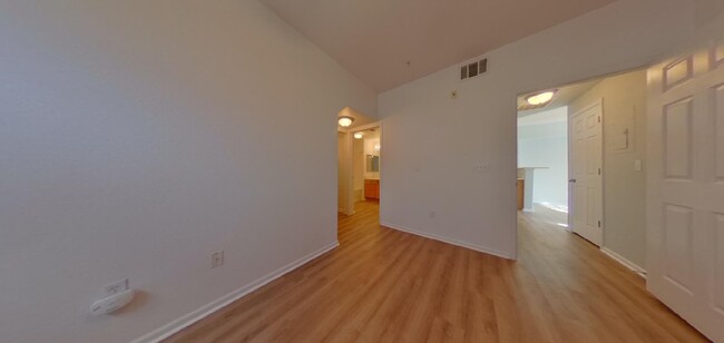 Building Photo - Quaint 2-Bedroom, 2-Bath condo in great lo...